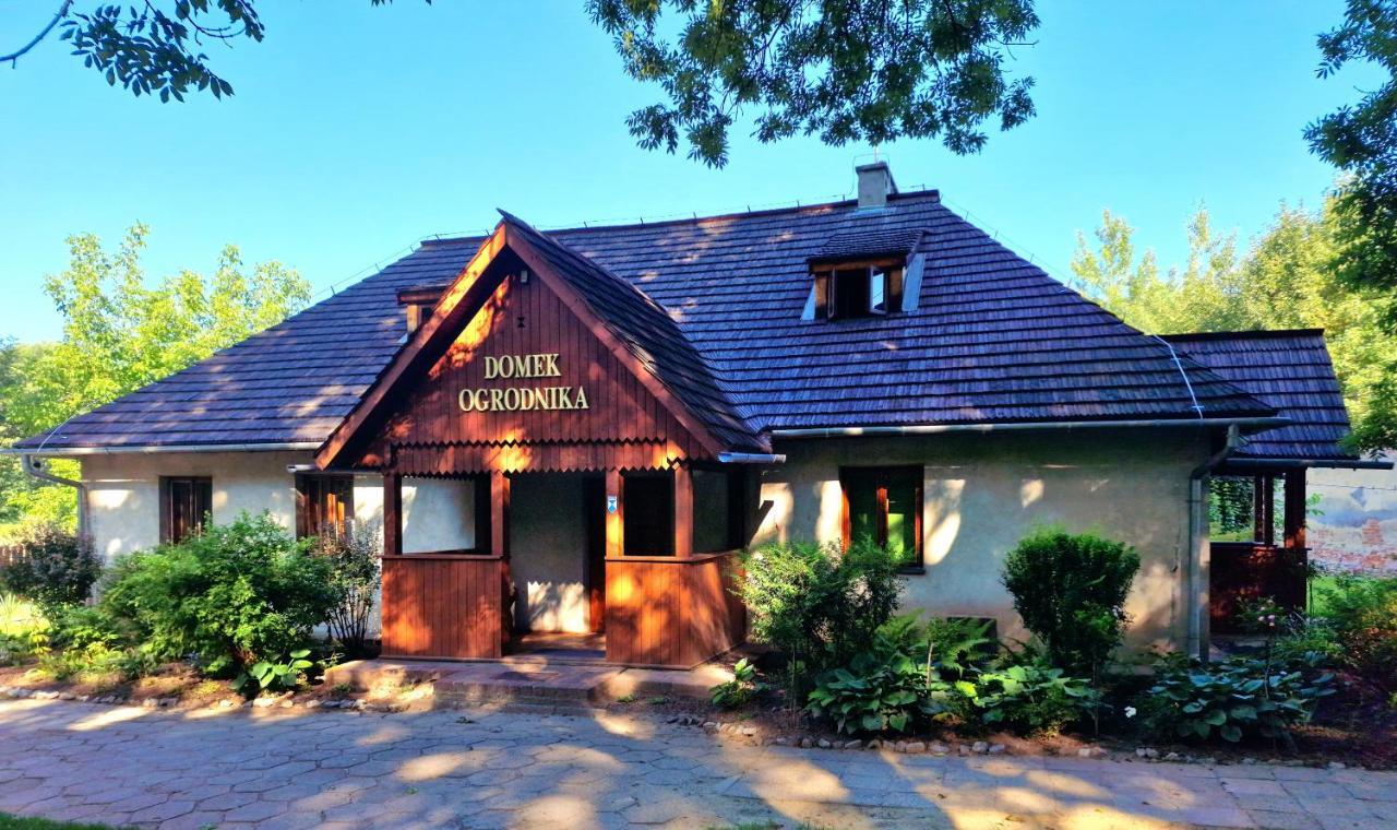 Hostel Domek Ogrodnika Przy Muzeum W Przeworsku Zespole Palacowo - Parkowym מראה חיצוני תמונה